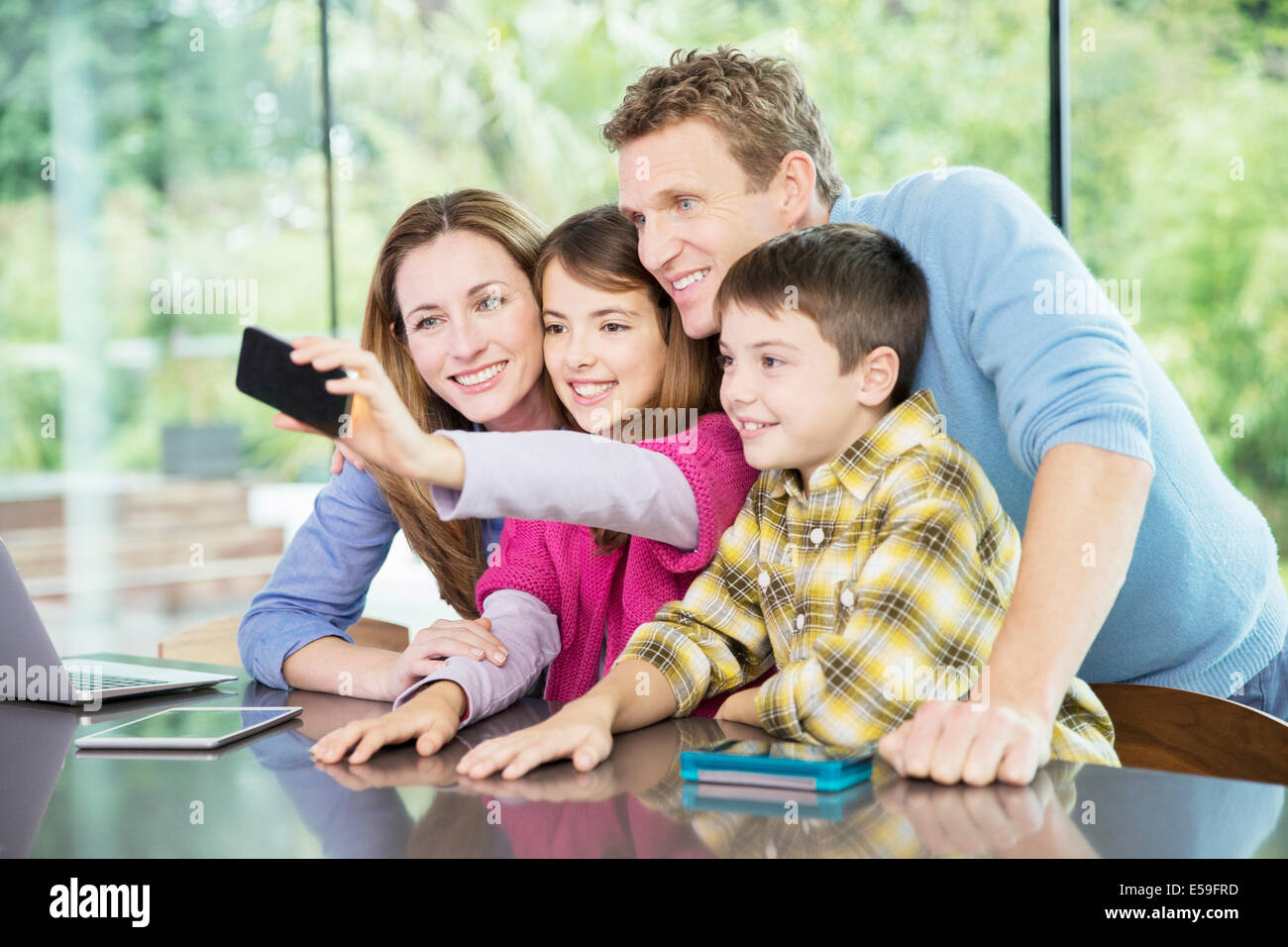 Famille prenant cell phone photo ensemble Banque D'Images