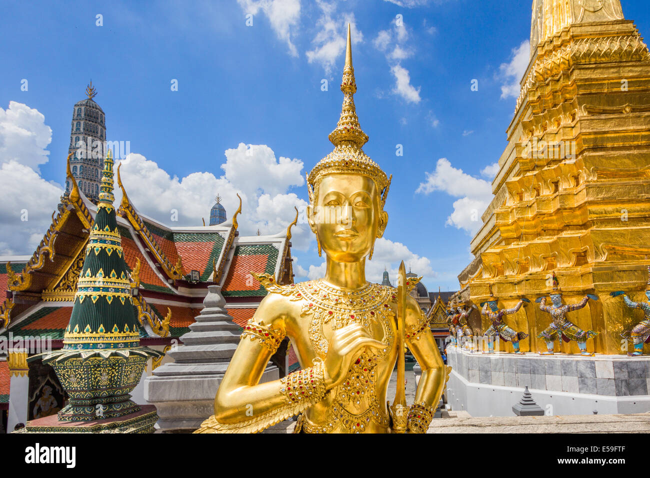 La sculpture est créature mythologique Kinnaree, la moitié d'oiseau et au Wat Phra Kaew également appeler Grand Palace, Bangkok, Thaïlande. Banque D'Images