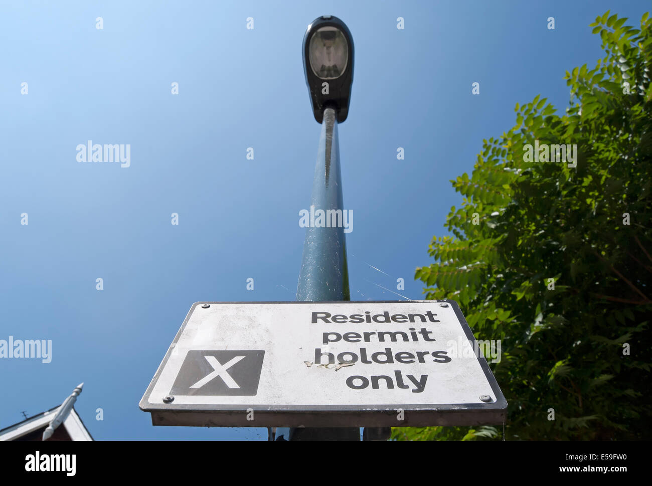 Parking réservé aux titulaires de permis de signer, marqué avec la lettre X, Hampton Wick, Middlesex, Angleterre Banque D'Images