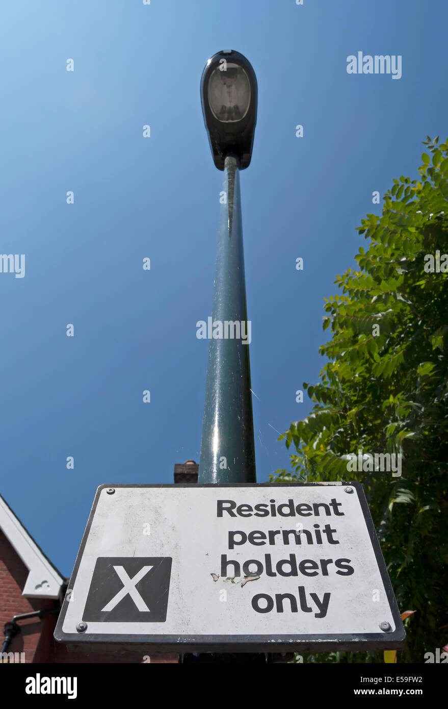 Parking réservé aux titulaires de permis de signer, marqué avec la lettre X, Hampton Wick, Middlesex, Angleterre Banque D'Images