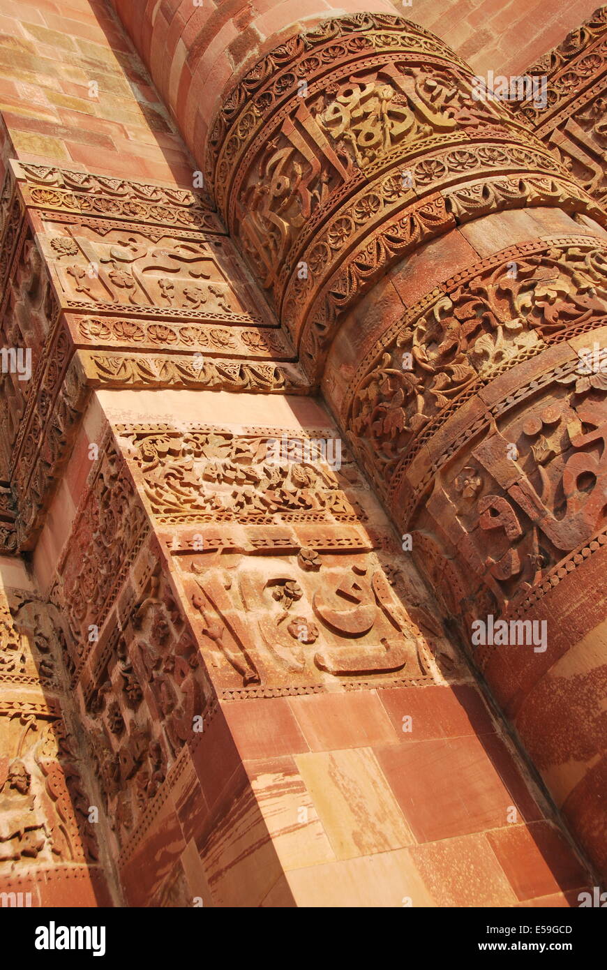 L'Inde. Delhi. Qutb Minar est le plus haut minaret de briques dans le monde, et un exemple important d'Indo-Islamic l'architecture. Banque D'Images