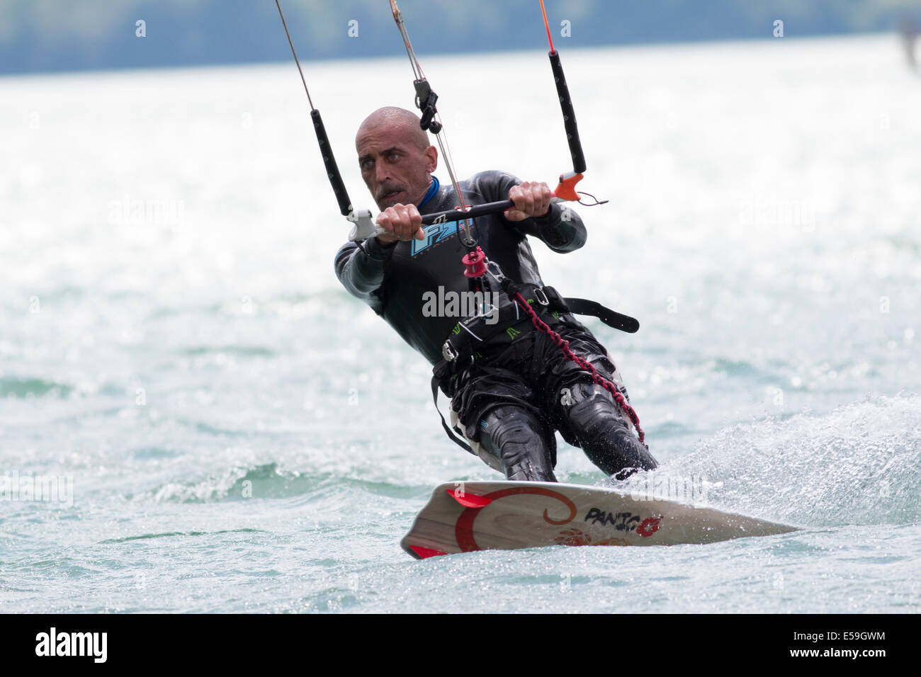 Lac DE SANTA CROCE, ITALIE - 13 juillet : kite-surfer professionnel démontrant sa capacité 2014, Juillet 13, 2014 Banque D'Images