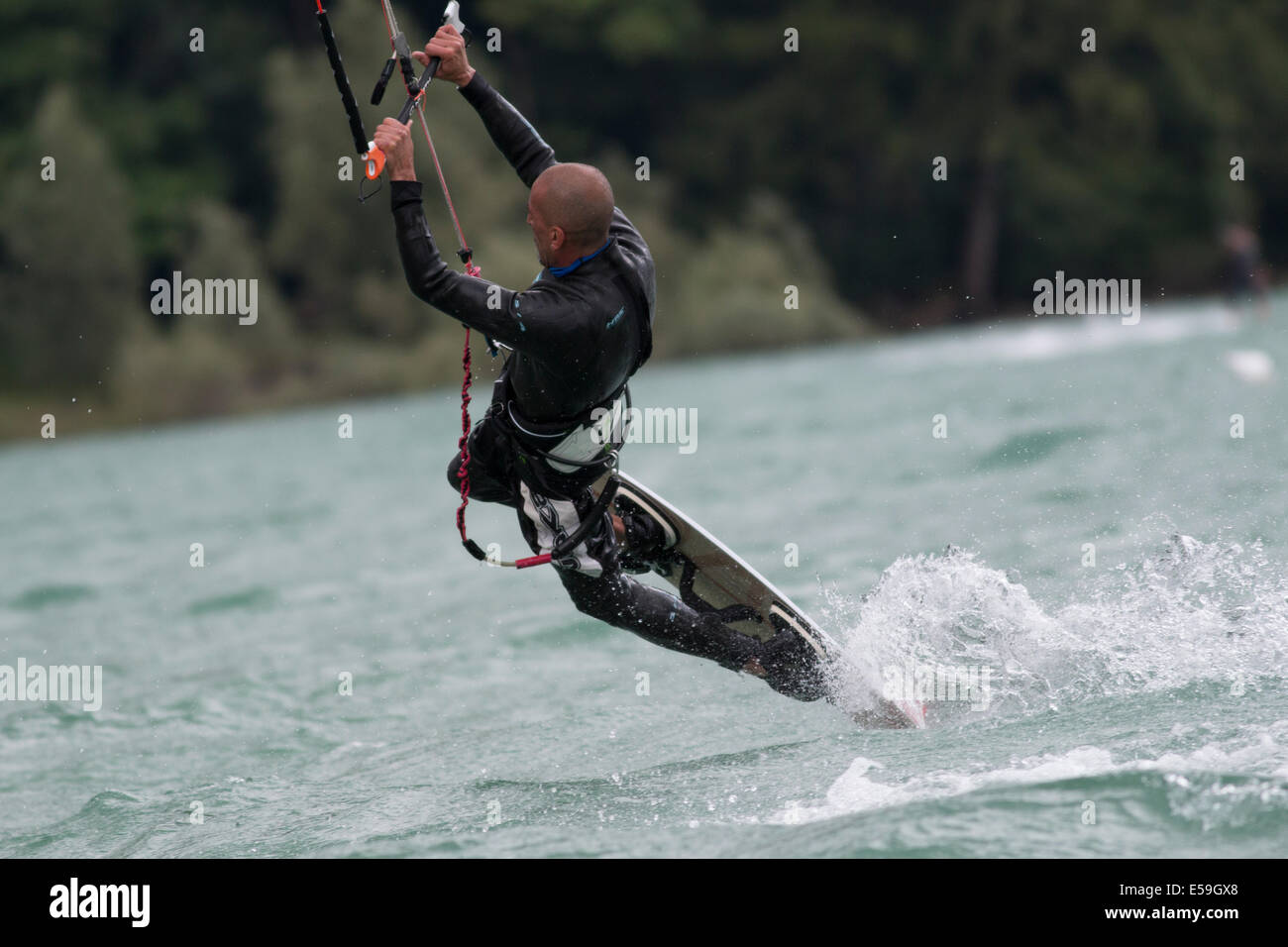 Lac DE SANTA CROCE, ITALIE - 13 juillet : kite-surfer professionnel démontrant sa capacité 2014, Juillet 13, 2014 Banque D'Images