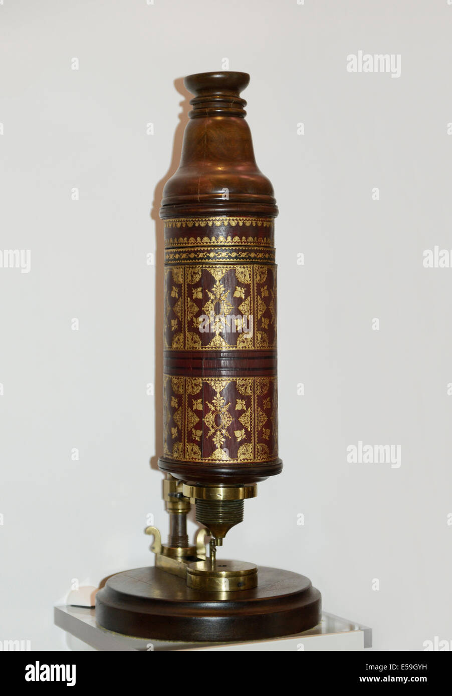 Microscope utilisé par Robert Hooke en 1664 pour faire ses premières