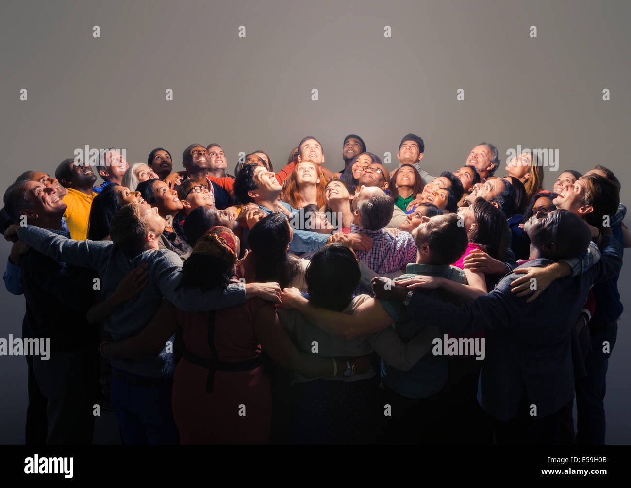 Foule diversifiée autour de la lumière vive Banque D'Images