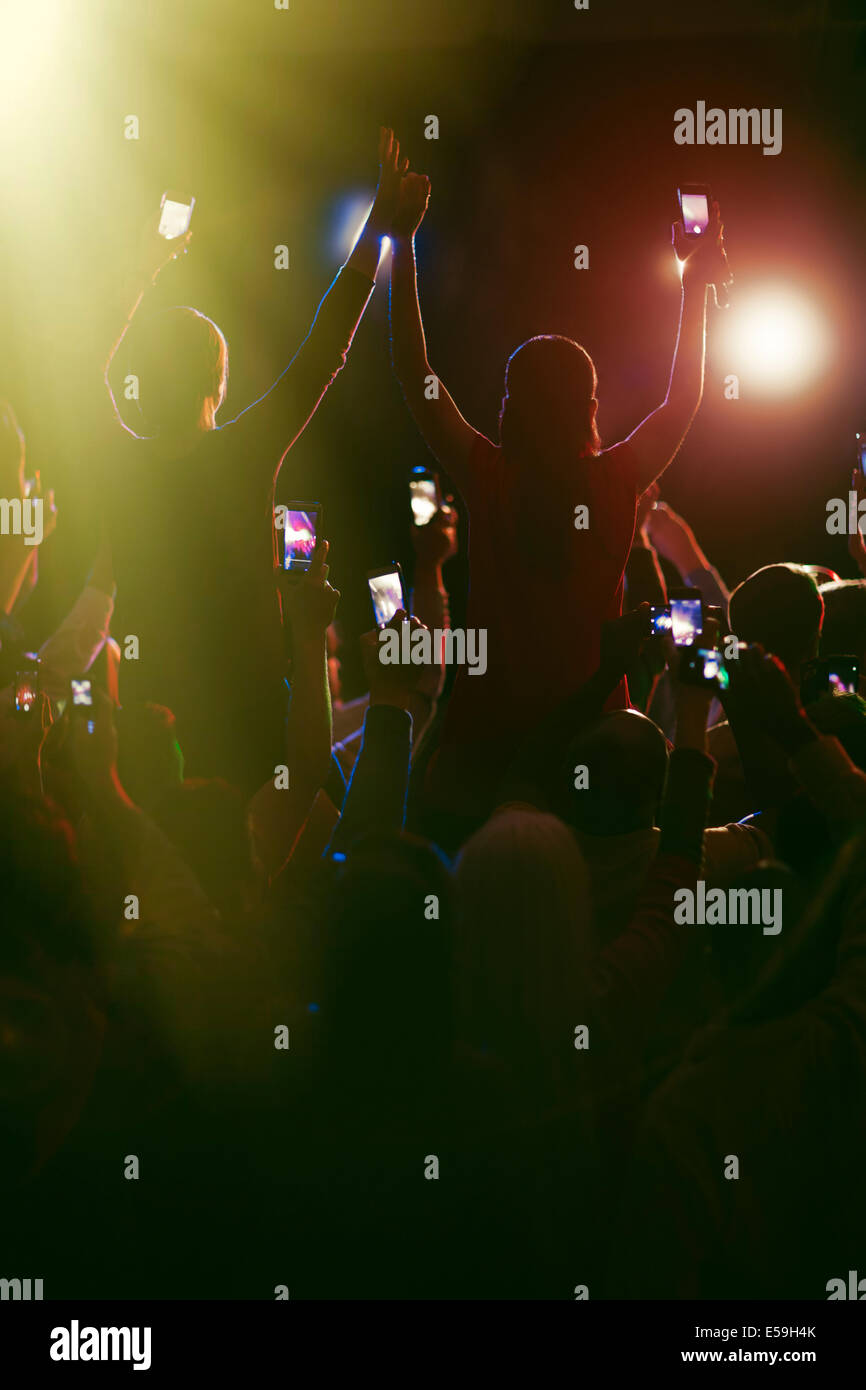 Audience avec les téléphones avec appareil photo au concert Banque D'Images