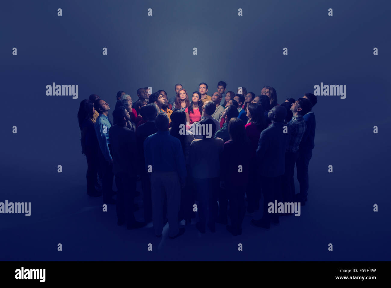 Foule diversifiée autour de la lumière vive Banque D'Images