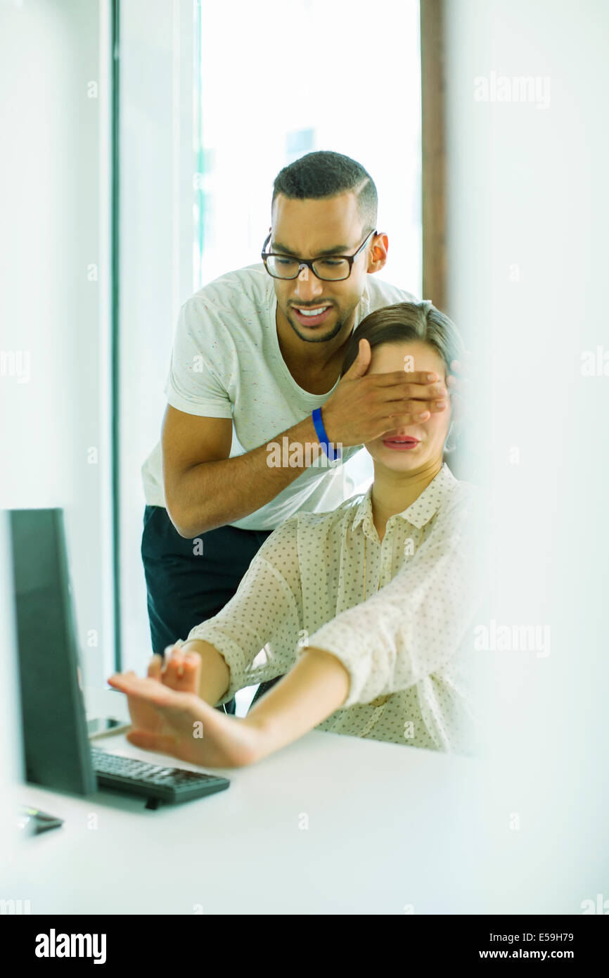 Les yeux de l'homme couvrant collègue in office Banque D'Images