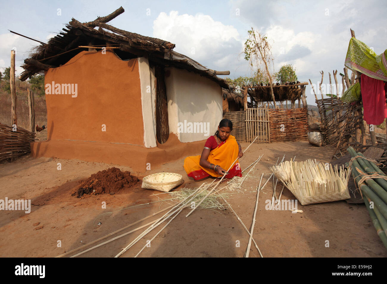 Kamar femme faire des paniers avec les bandes du bambou, Matal Village, Chattisgadh, Inde Banque D'Images