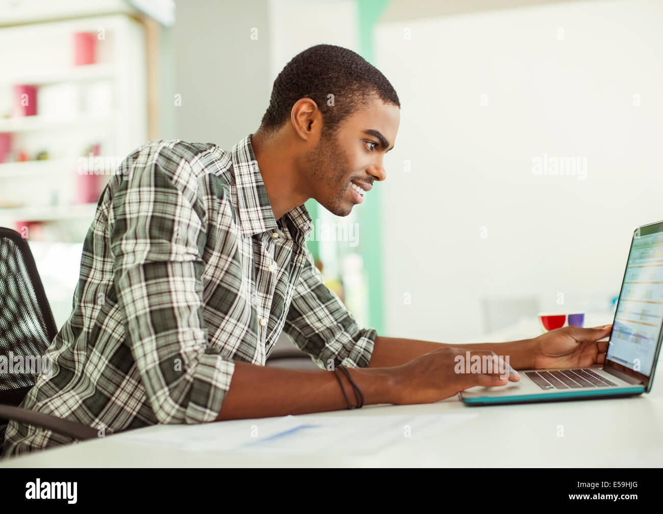 Man working on laptop in office Banque D'Images