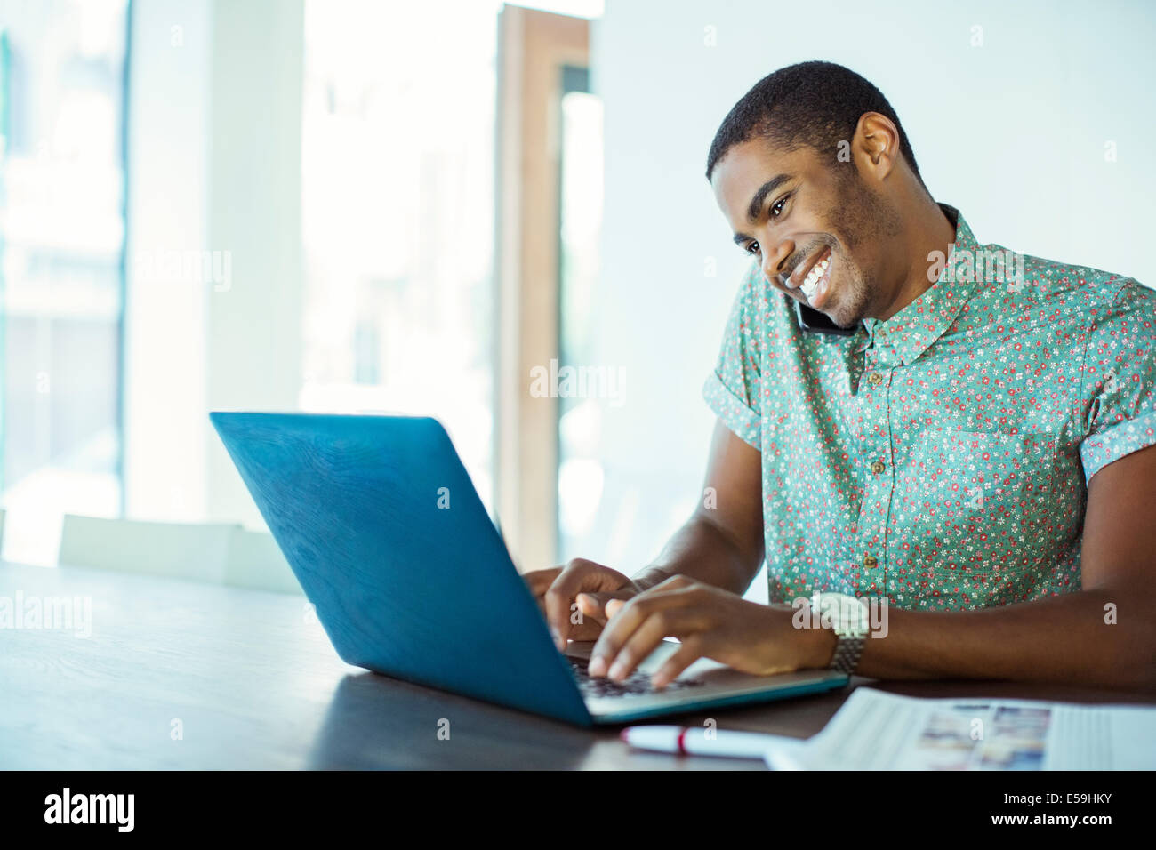Man using laptop at desk in office Banque D'Images
