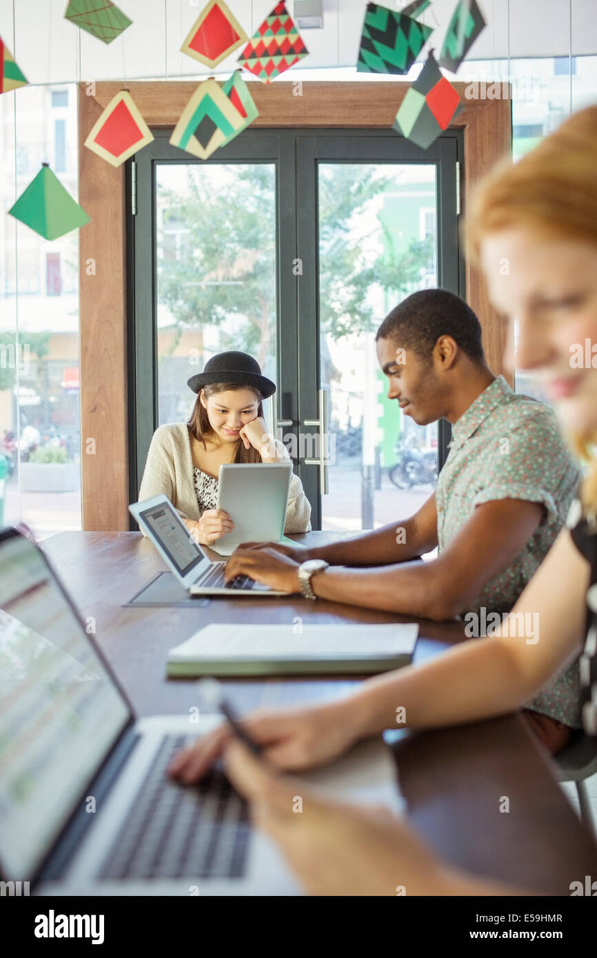 Les personnes travaillant au conference table Banque D'Images