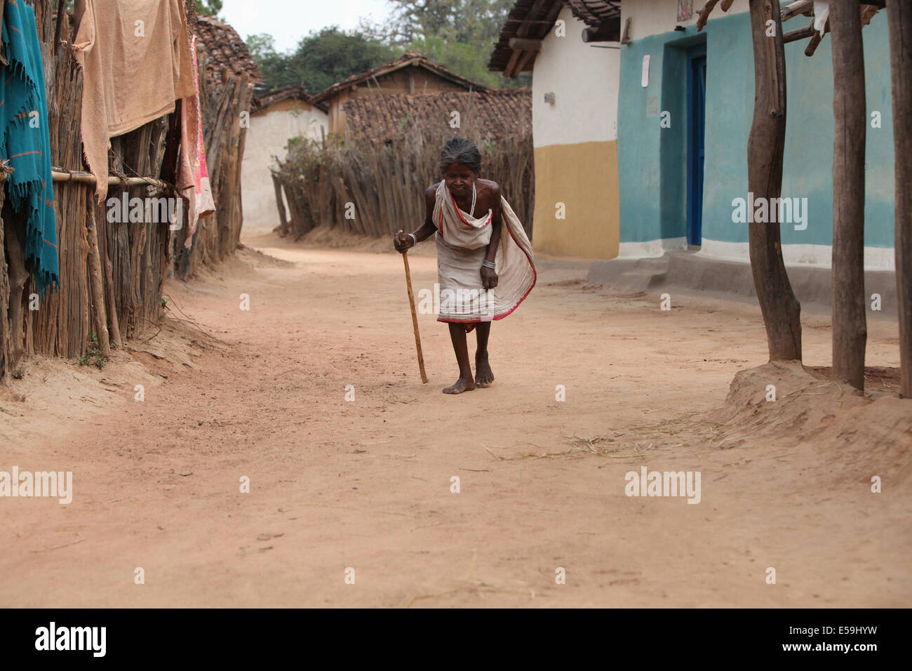 Vieille Femme Bhunjiya tribal balades, tribu, Village, Kodopali Chattisgadh, Inde Banque D'Images