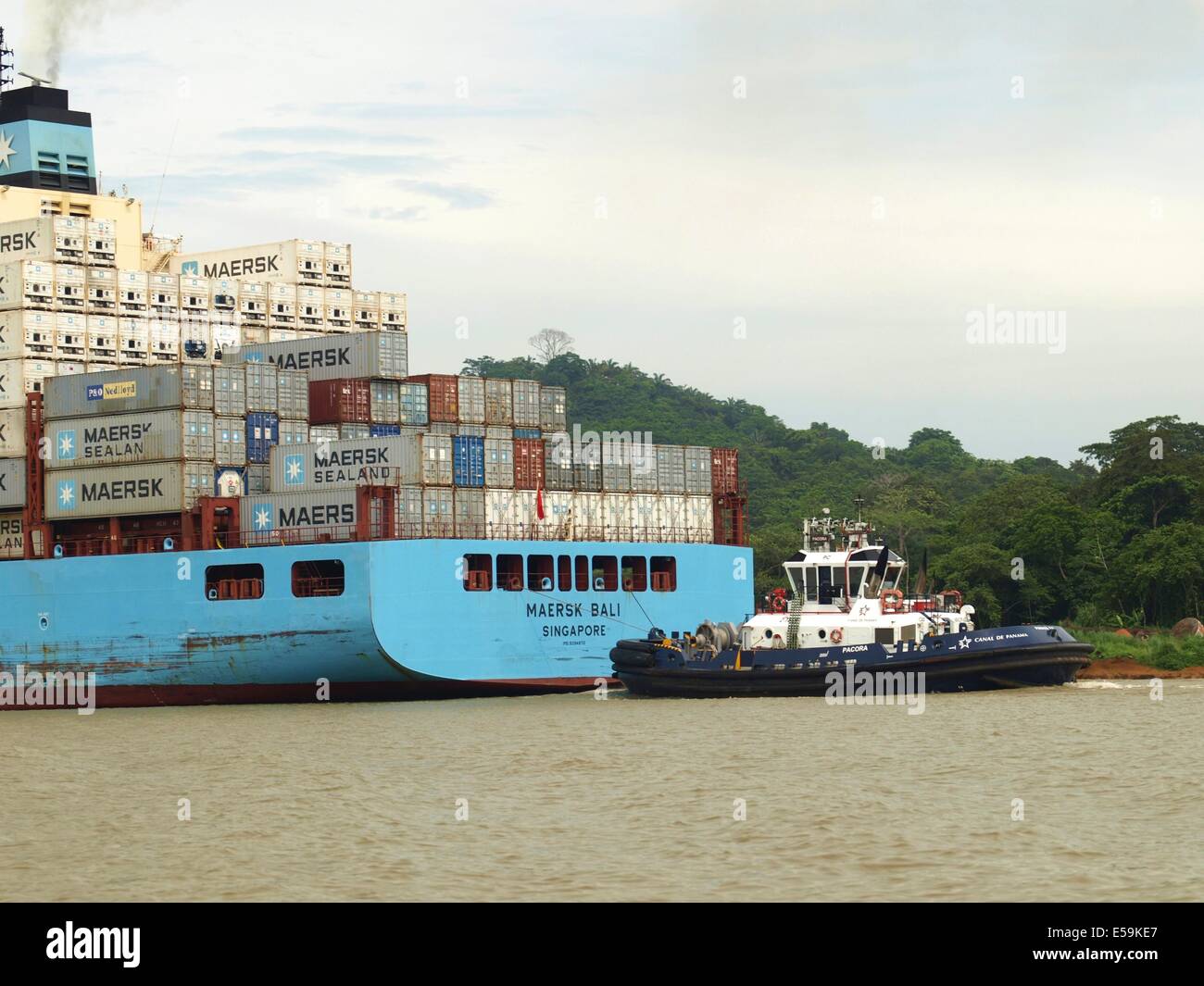 Remorqueur et d'un cargo sur le Canal de Panama Banque D'Images
