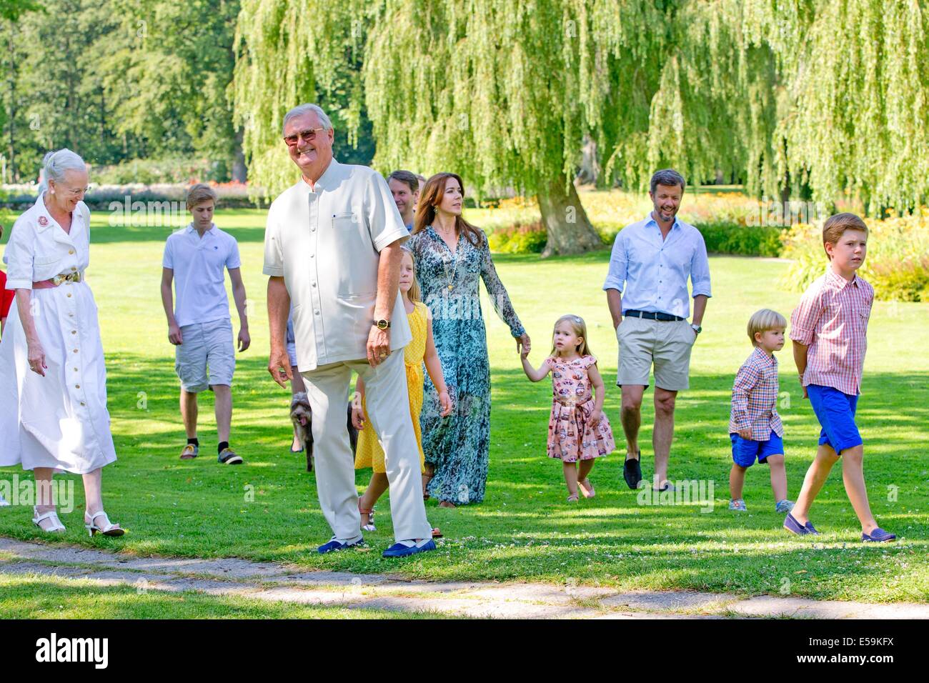 La reine Margrethe du Danemark (L-R), le comte Friedrich Richard Jefferson Oskar de la et Klein-Ellguth, Prince consort Henrik, Princesse Isabella, la princesse Mary, Princesse Josephine, le Prince héritier Frederik, Prince Prince Christian Vincent et assister à une session de photo à Grasten Palace, le 24 juillet 2014, avec les membres de la famille royale danoise. Photo : Patrick van Katwijk/Pays-Bas ET FRANCE OUT - PAS DE SERVICE DE FIL Banque D'Images
