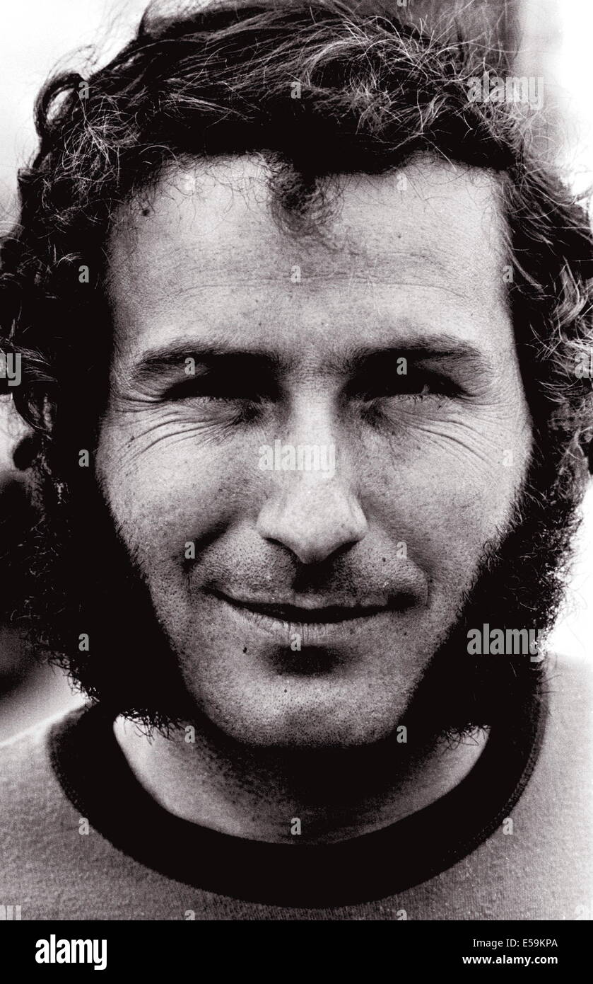 AJAXNETPHOTO.1974.PLYMOUTH,ANGLETERRE-FRANÇAIS YACHTSMAN-ALAIN COLAS, JUSTE AVANT LE DÉPART DE LA RONDE DE GRANDE-BRETAGNE À PLYMOUTH. IL SKIPPER LE TRIMARAN MANUREVA IV. PHOTO : JONATHAN EASTLAND/AJAX. REF:740707/2/1 Banque D'Images