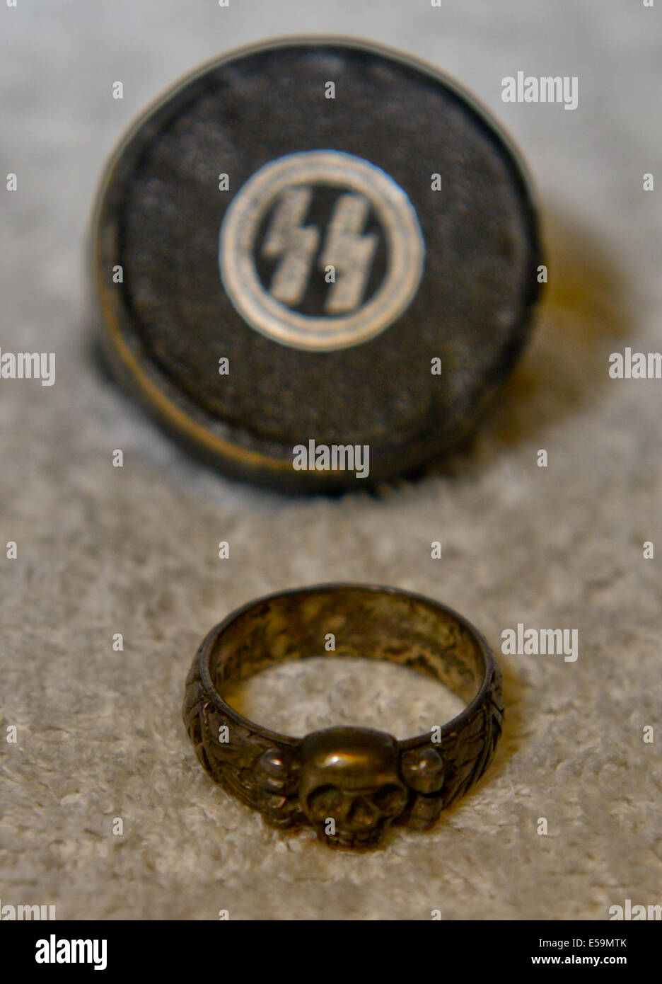 Photo par:Jules Annan photo montre:Original SS Nazi Death's Head ring d'honneur et boîte d'origine ; 08/07/2014 Date Banque D'Images