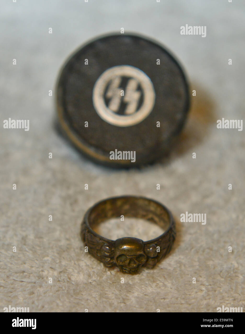 Photo par:Jules Annan photo montre:Original SS Nazi Death's Head ring d'honneur et boîte d'origine ; 08/07/2014 Date Banque D'Images