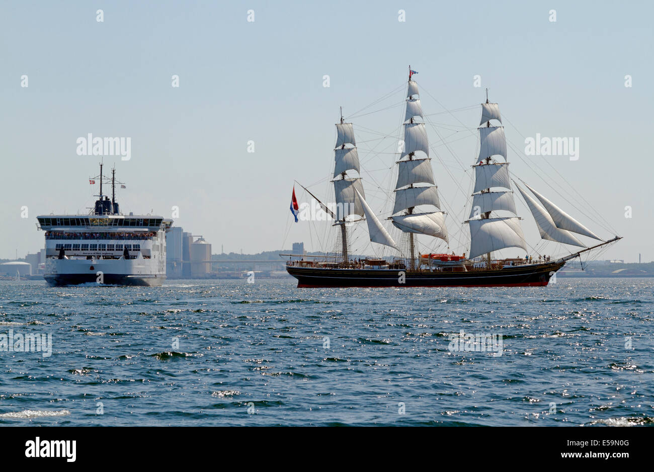 Le bateau à voile Stad Amsterdam, une tondeuse hollandaise à trois mâts à  Kronborg et un ferry Scandlines dans le détroit entre le Danemark et la  Suède Photo Stock - Alamy