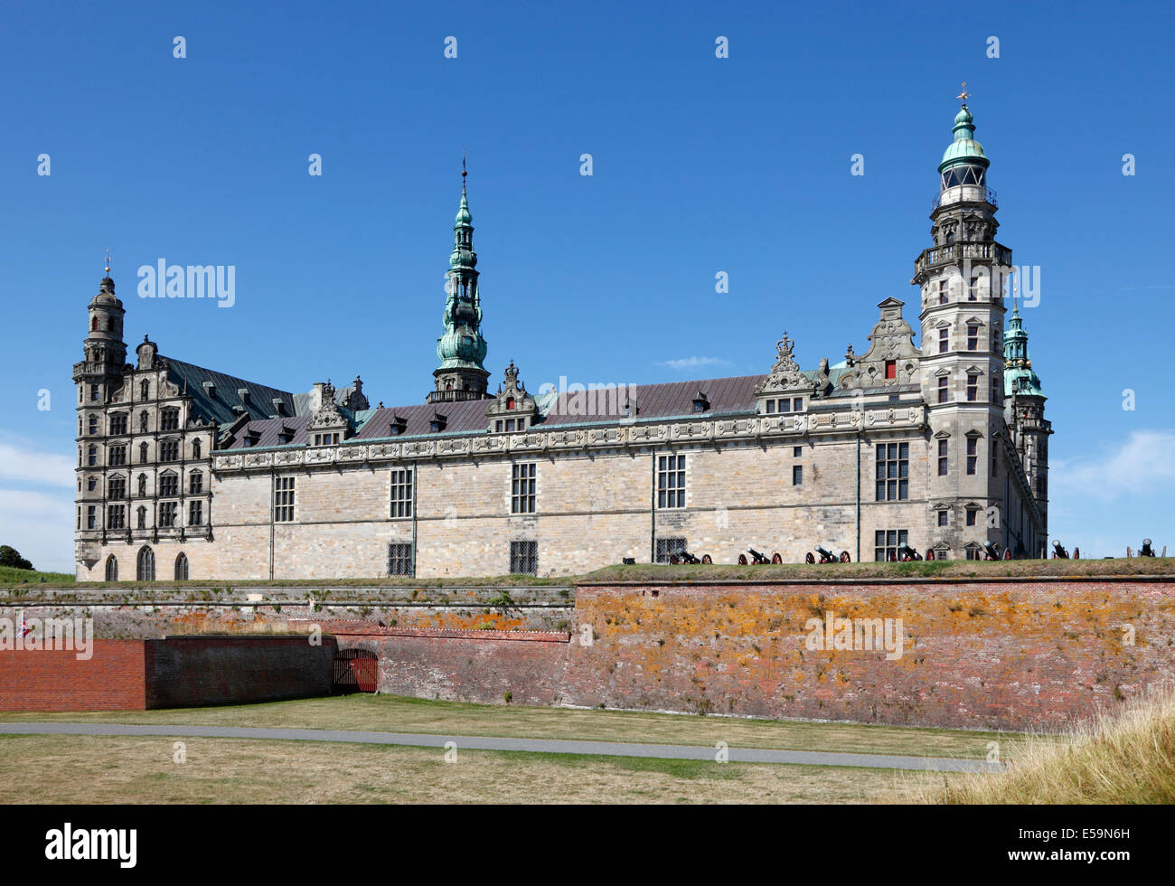 Le château renaissance de Kronborg à Elseneur (Helsingør, Danemark), vu de la plage sur une journée ensoleillée. Banque D'Images