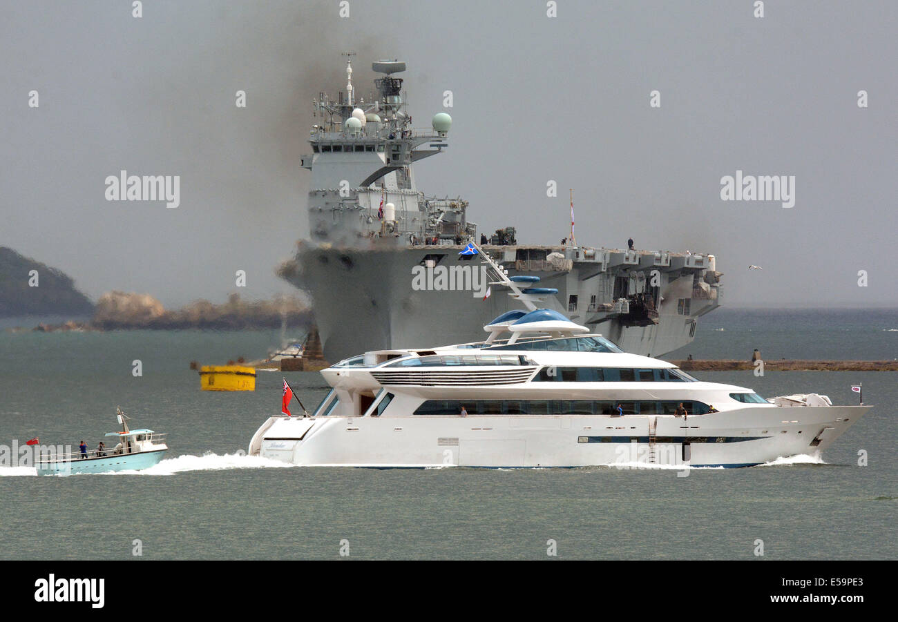 Le nouveau yacht de l'Aga Khan 'voiles' Alamshar passé HMS Ocean dans Plymouth, Devon, UK Banque D'Images