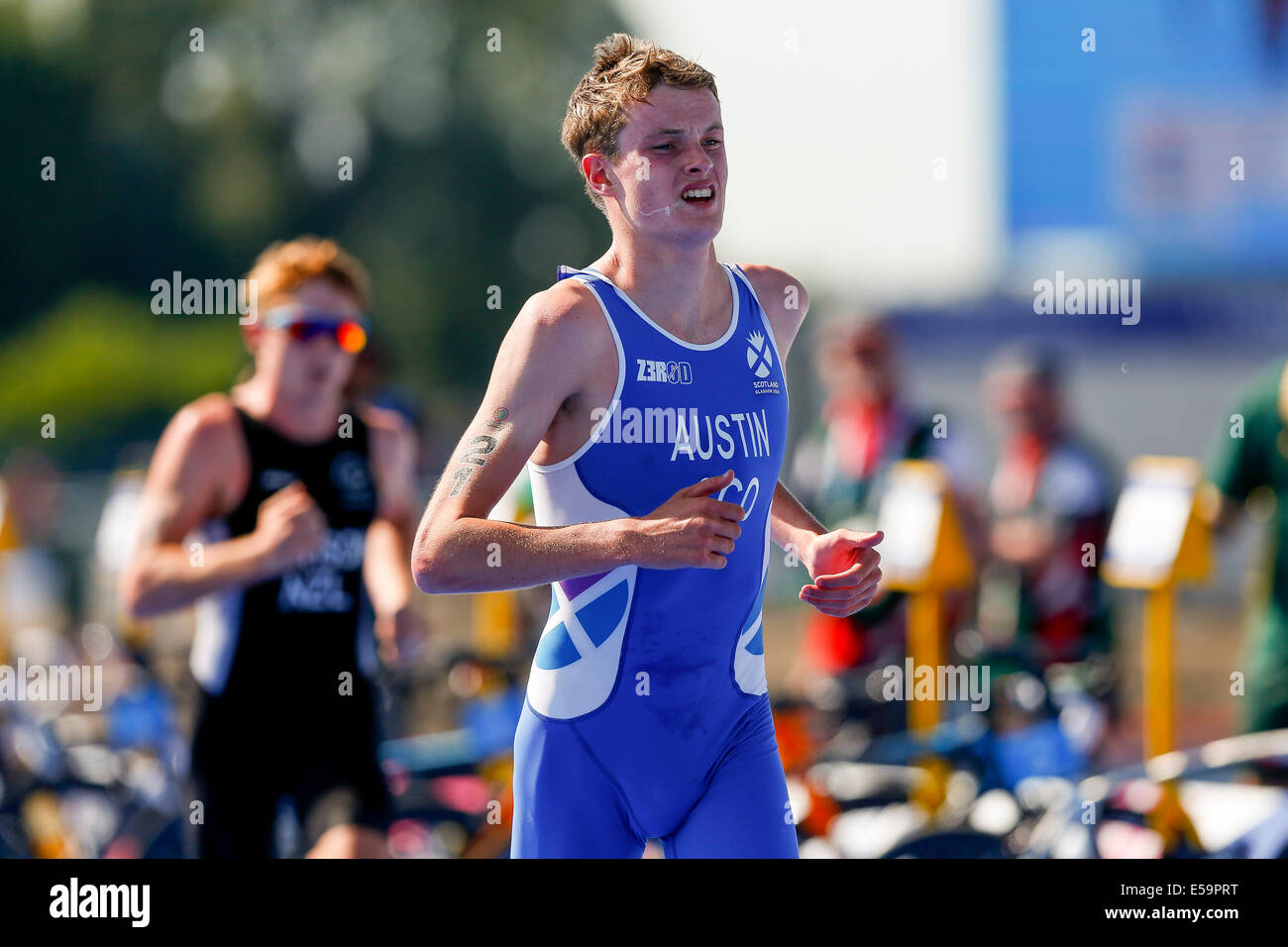 Glasgow, Ecosse. 24 juillet, 2014. Glasgow 2014 Jeux du Commonwealth. Mens Triathlon. Marc Austin d'Écosse cherche dans la douleur après collage vaillamment avec les frères Brownlee tout au long de la première moitié de la course. Credit : Action Plus Sport/Alamy Live News Banque D'Images