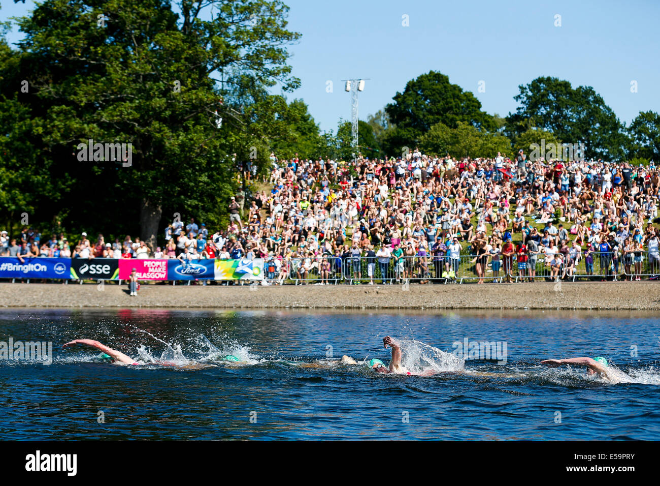 Glasgow, Ecosse. 24 juillet, 2014. Glasgow 2014 Jeux du Commonwealth. Mens Triathlon. Les frères Brownlee Alistair et Jonathan d'Angleterre et Henri Schoeman laisse le champ au-delà de la foule lors de la baignade. Credit : Action Plus Sport/Alamy Live News Banque D'Images