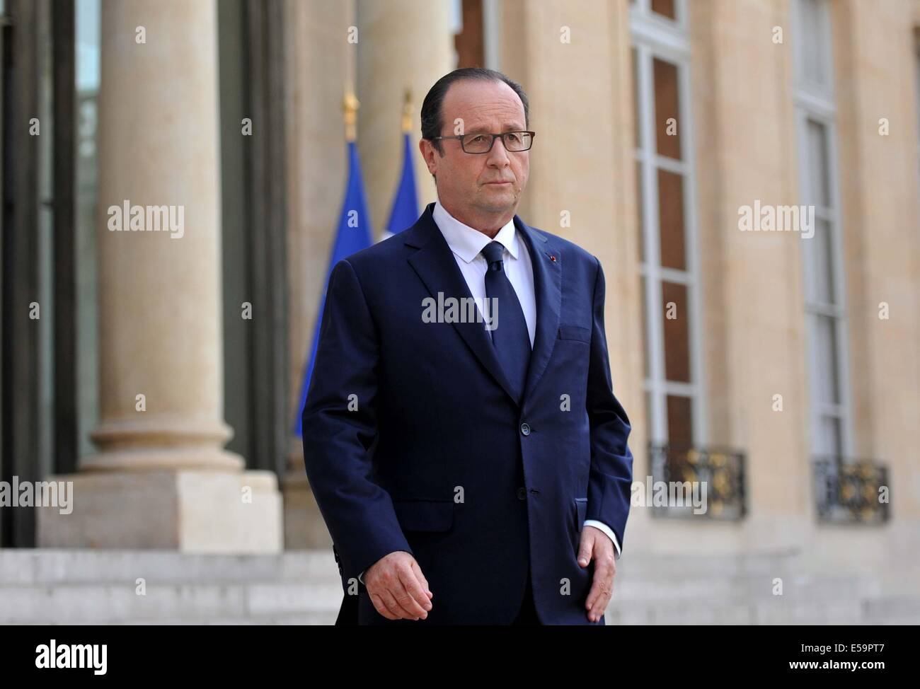 Paris, France. 24 juillet, 2014. Le Président français François Hollande prononce un discours à l'Elysée à Paris, France, le 24 juillet 2014. Les éléments fournis ont suggéré que les disparus Air Algerie avion s'était écrasé en survolant le Mali, le Président français François Hollande a déclaré jeudi, en promettant la pleine mobilisation des moyens militaires pour localiser l'aéronef MD-83. Crédit : Chen Xiaowei/Xinhua/Alamy Live News Banque D'Images