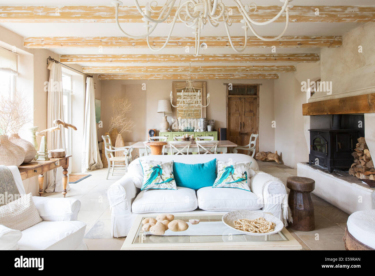 Salon et salle à manger dans la chambre rustique Banque D'Images