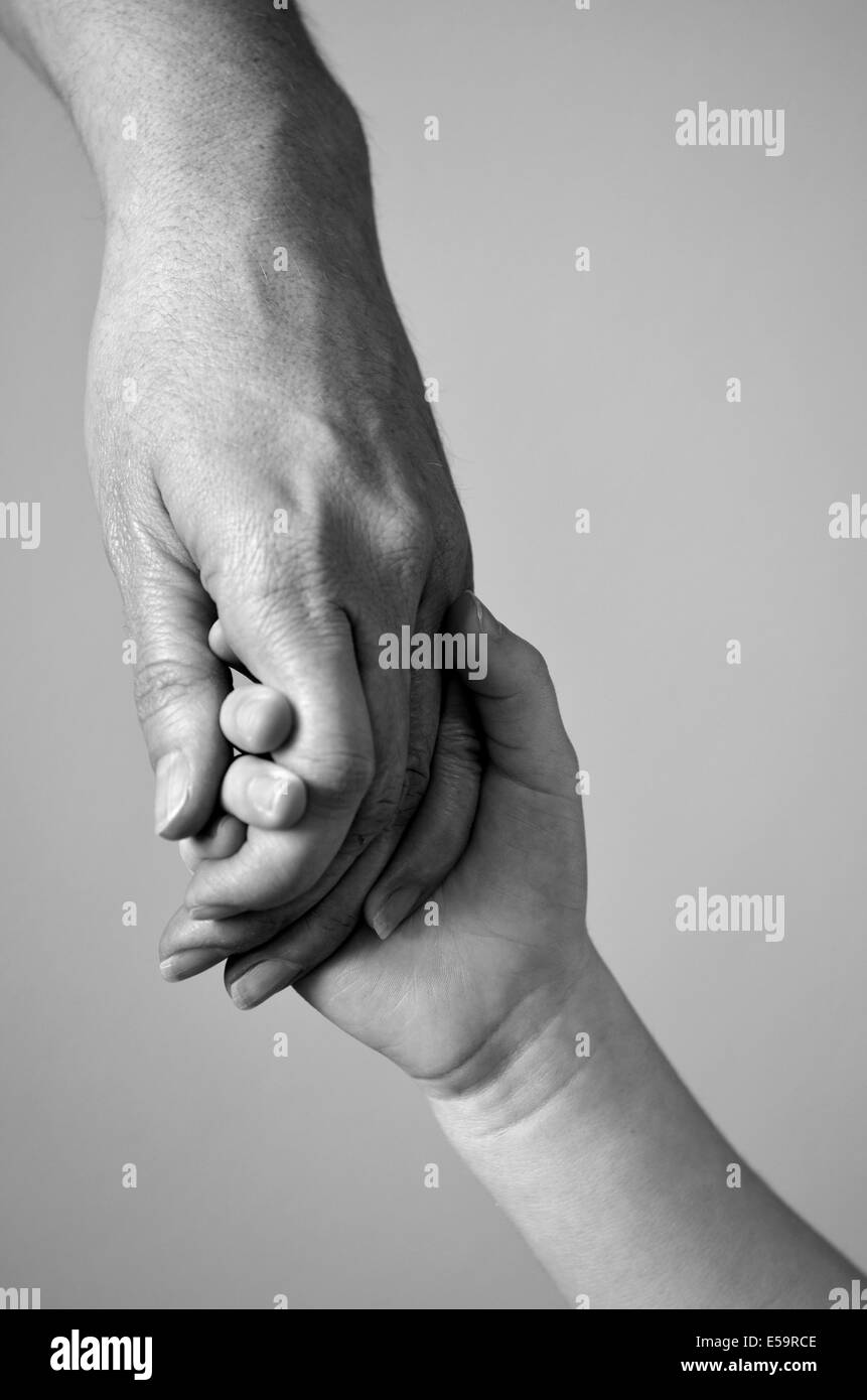 Adulte Ou Un Parent Qui Tient La Main D Un Petit Enfant Photo Stock Alamy Adulte Ou Un Parent Qui Tient La Main D Un Petit Enfant Photo Stock Alamy