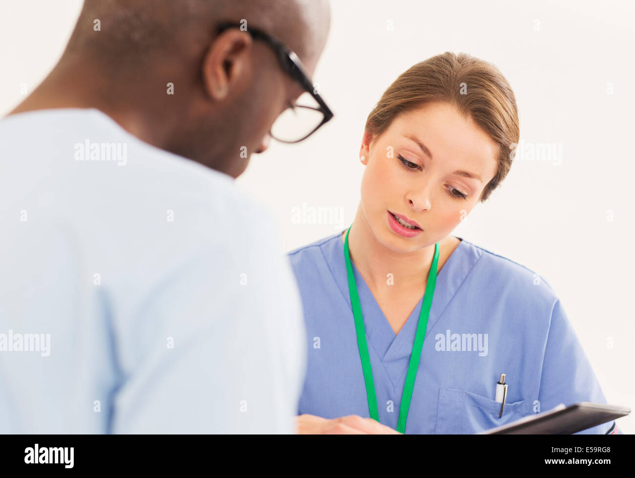 Nurse talking with patient Banque D'Images
