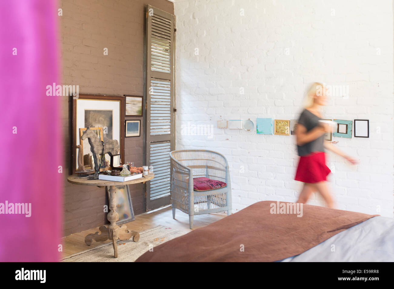 Blurred view of woman walking in bedroom Banque D'Images