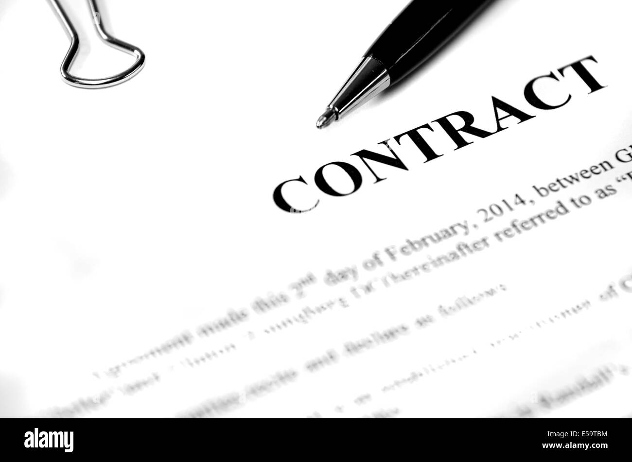 Contrat sur le bureau avec un stylo noir en attente d'être signé Banque D'Images