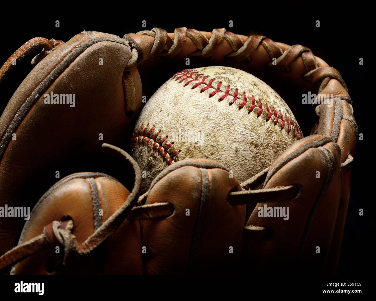 Baseball, points de softball, lacets de balle de sport rouges. Ballon