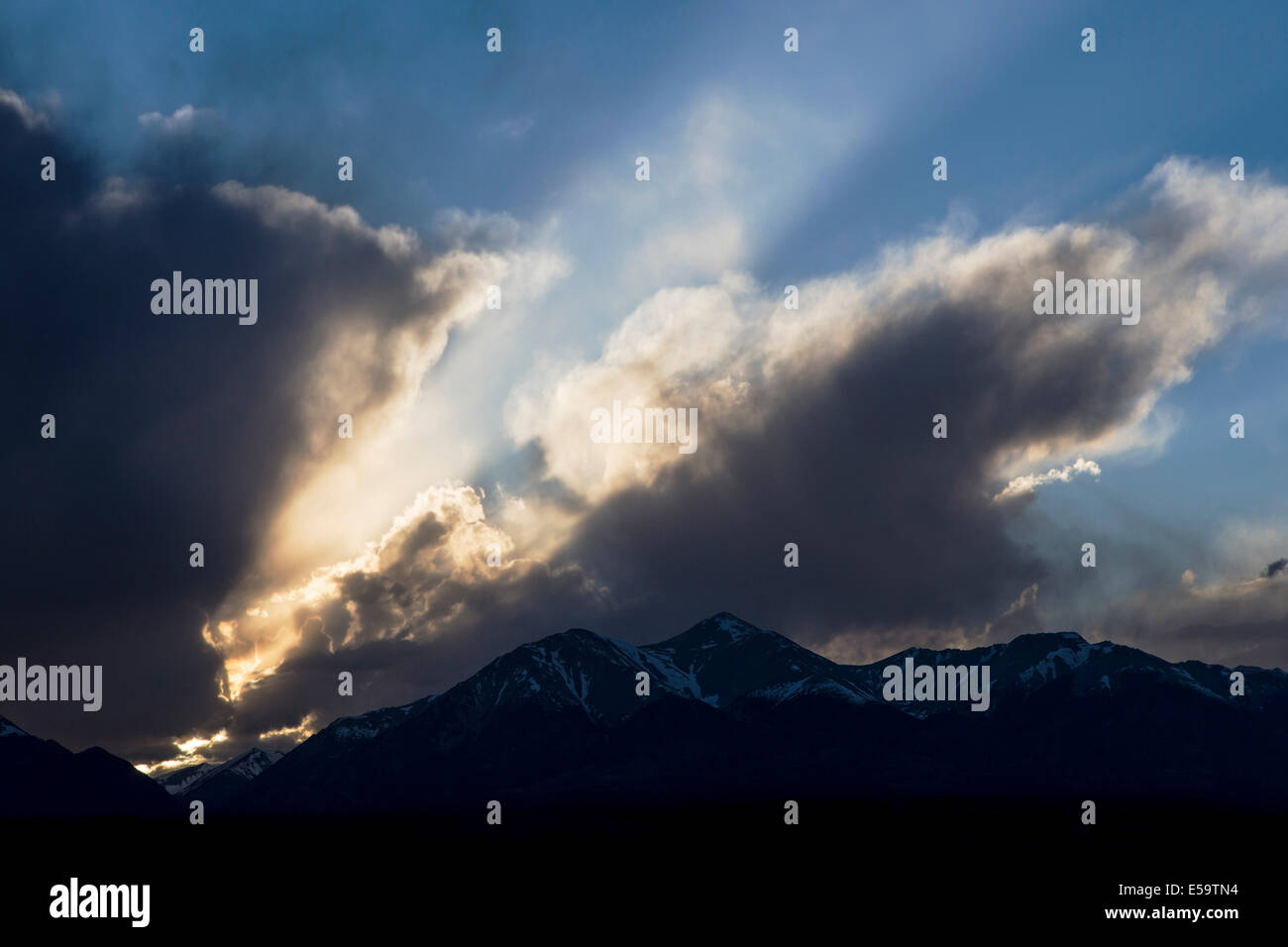 La lumière du soleil spectaculaire et nuages sur les montagnes Rocheuses du Colorado, USA Banque D'Images