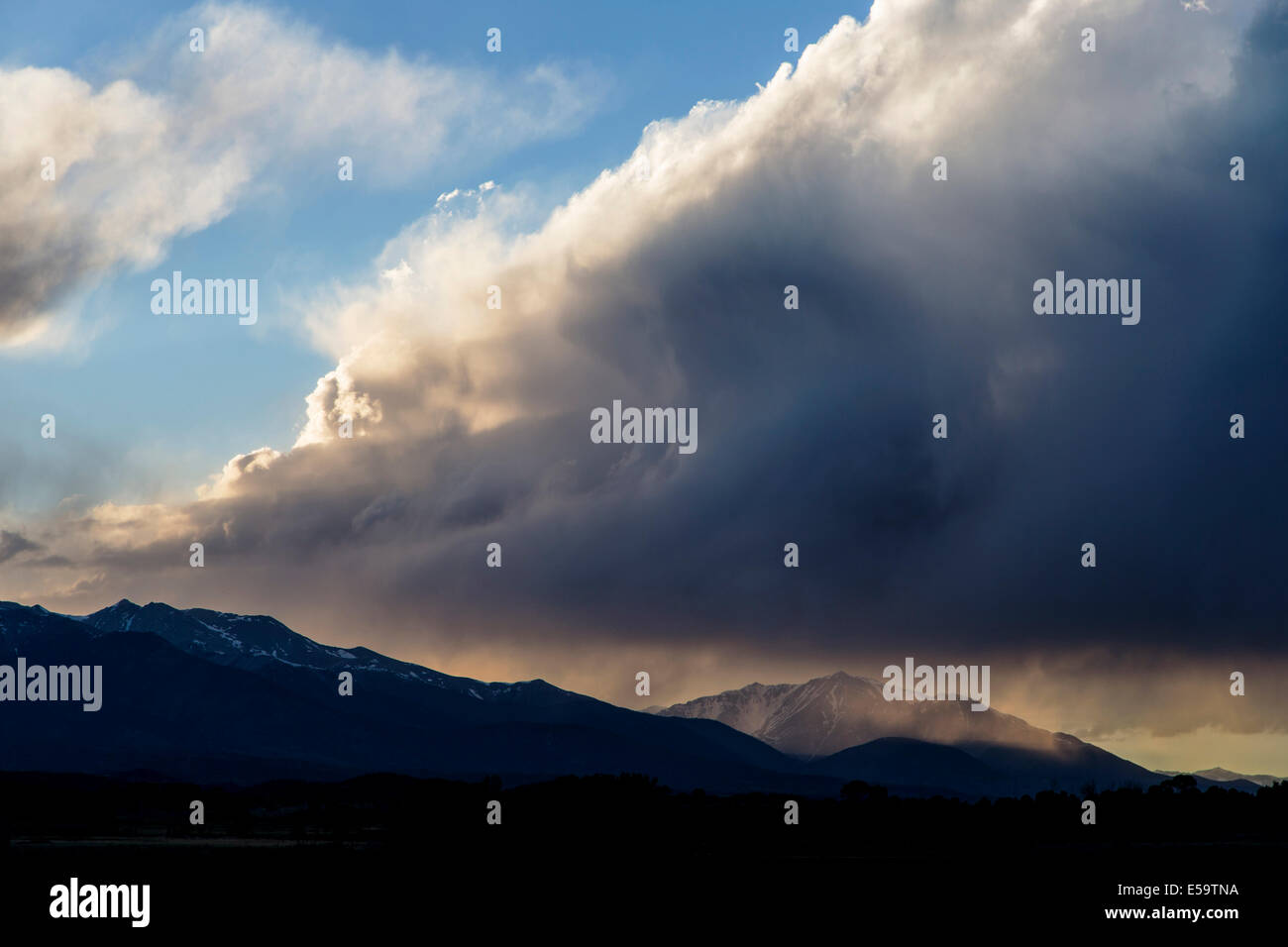 La lumière du soleil spectaculaire et nuages sur les montagnes Rocheuses du Colorado, USA Banque D'Images