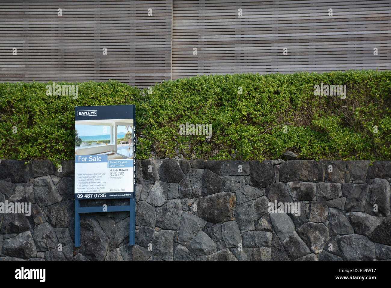 Panneau en bois d'une propriété à vendre à Takapuna Beach, Auckland, Nouvelle-Zélande Banque D'Images