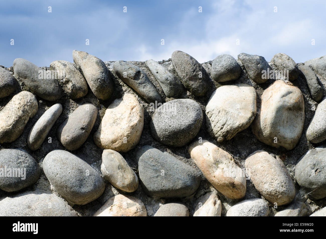 Mur de pierres anciennes et de ciel dans un château en italie Banque D'Images