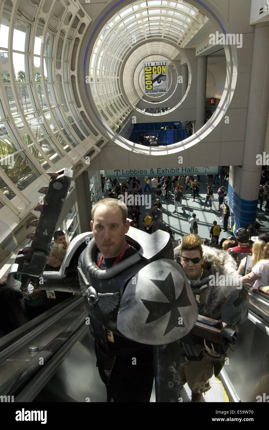 San Diego, Californie, USA. 24 juillet, 2014. Les visiteurs assistent à la 45e assemblée annuelle Comic-Con International, la plus grande bande dessinée et événement de la culture pop en Amérique du Nord, au San Diego Convention Center. Plus de cent quarante-cinq mille personnes participeront à l'événement de quatre jours. Credit : Earl S. Cryer/ZUMA/Alamy Fil Live News Banque D'Images