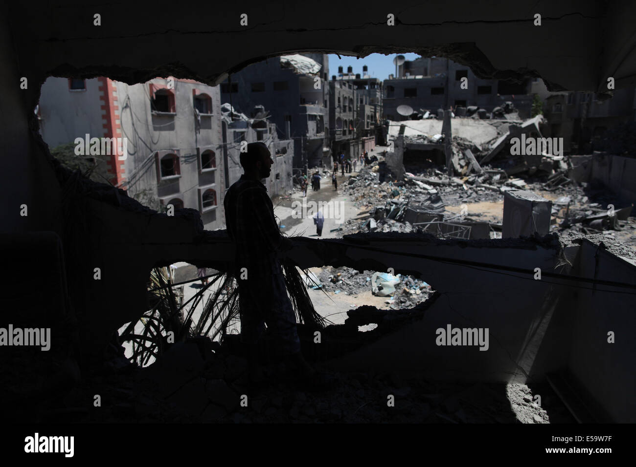 Gaza, bande de Gaza. 24 juillet, 2014. Les Palestiniens l'inspection d'un bâtiment détruit à la suite d'une attaque aérienne israélienne la nuit dans le camp de réfugiés de Jabalia, au nord de la bande de Gaza, le 24 juillet 2014. Le ministère de la santé à Gaza a dit dans une déclaration à la presse qu'au cours des 17 jours de l'offensive de grande envergure sur la bande de Gaza, l'armée israélienne a tué plus de 700 Palestiniens. Credit : Wissam Nassar/Xinhua/Alamy Live News Banque D'Images