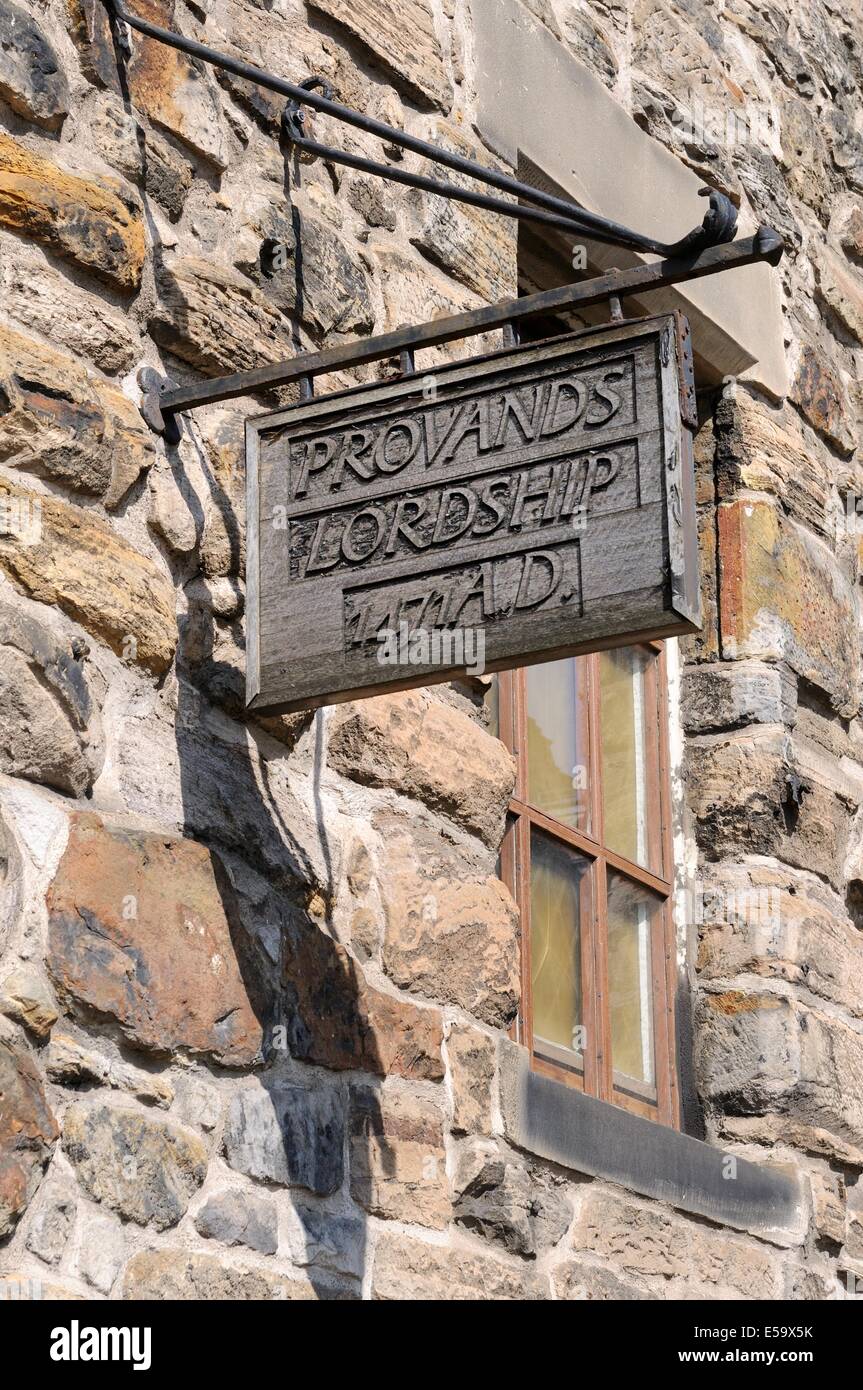 Signe suspendu au dessus de l'entrée 'Provands Lordship', la plus ancienne maison de Glasgow, Écosse, de AD 1471 Banque D'Images