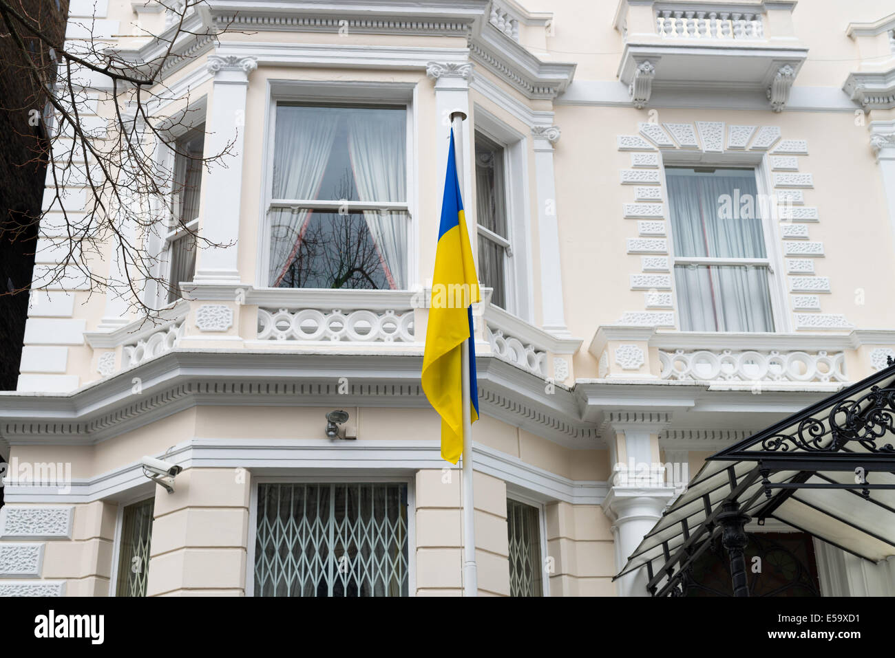 Les Ukrainiens vont vers les rues de l'ouest de Londres en acte de solidarité à Maidan à Kiev. Banque D'Images