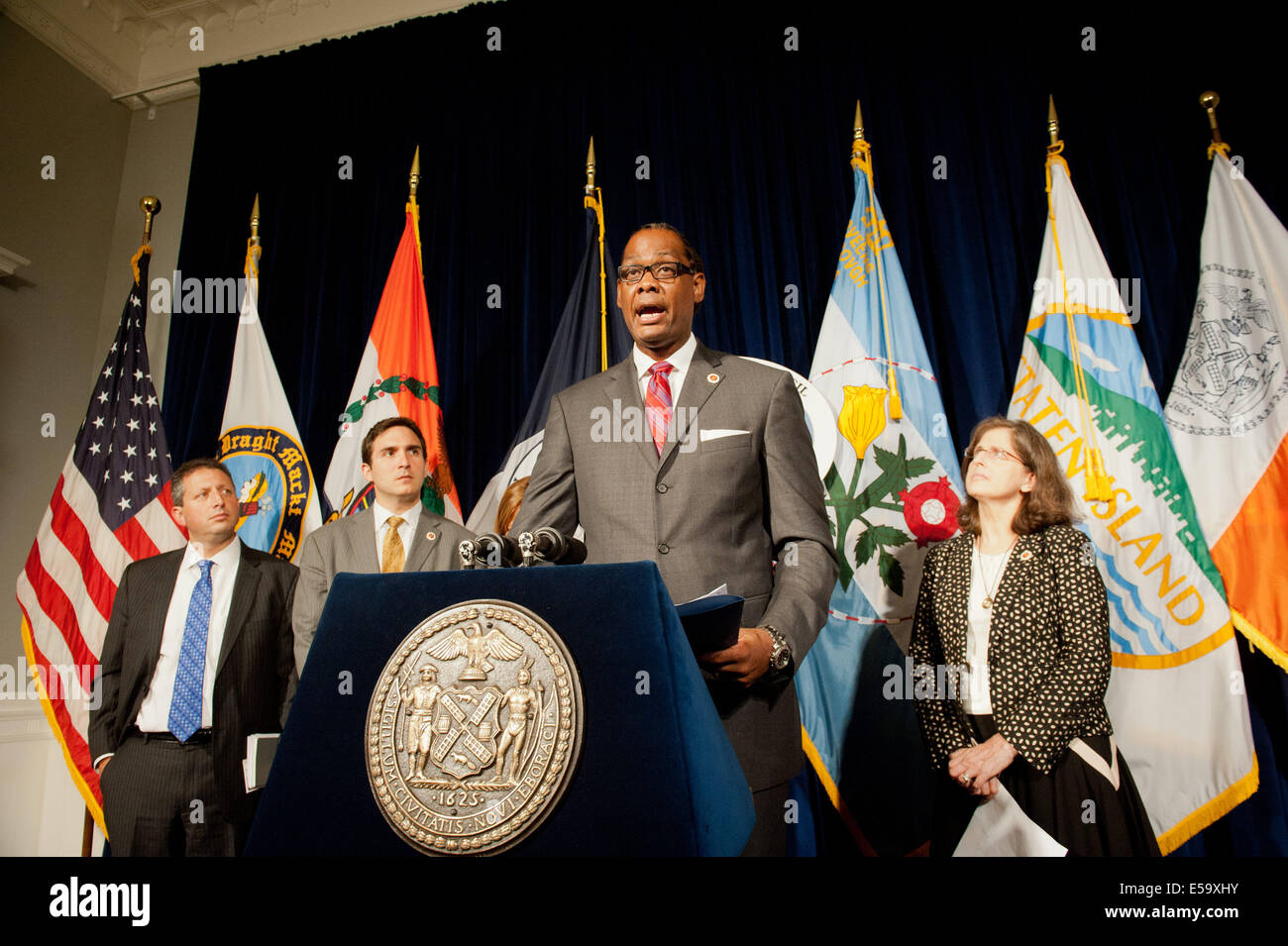 Manhattan, New York, USA. 24 juillet, 2014. Membre du conseil municipal ROBERT CORNEGY parle comme le président du conseil de ville Melissa Mark-Viverito rejoint par d'autres membres du conseil municipal annonce un vote sur la législation, y compris ''Avonte's Law'', et que le ministère de l'éducation (MDE) d'évaluer la nécessité pour les alarmes sur les installations scolaires de la ville de New York se termine, à la conférence de presse dans la Salle Rouge à l'Hôtel de Ville, le Jeudi, Juillet 24, 2014. Credit : Bryan Smith/ZUMA/Alamy Fil Live News Banque D'Images