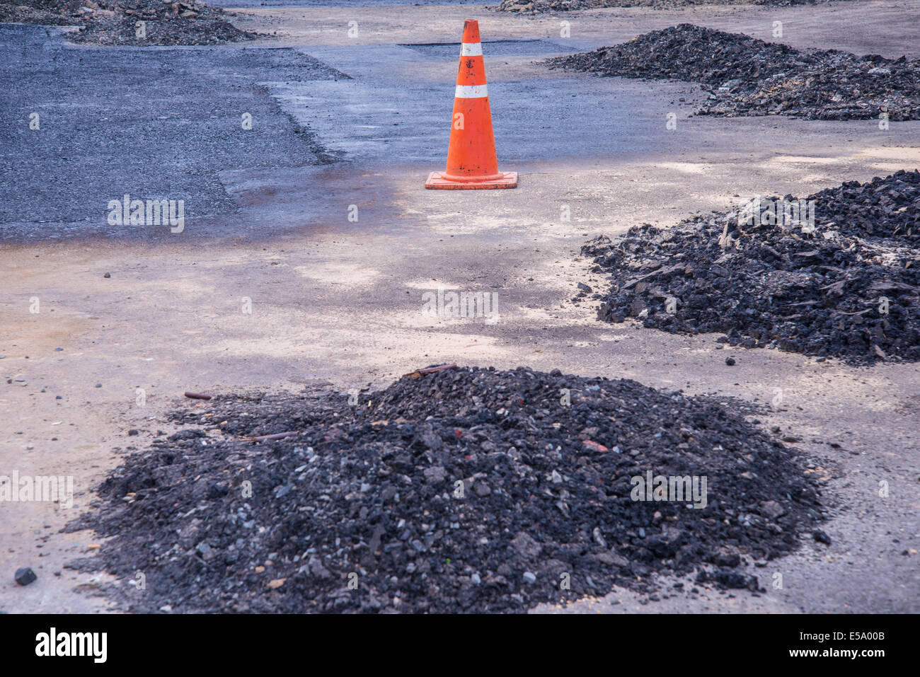 De l'asphalte sur la route en construction. Banque D'Images