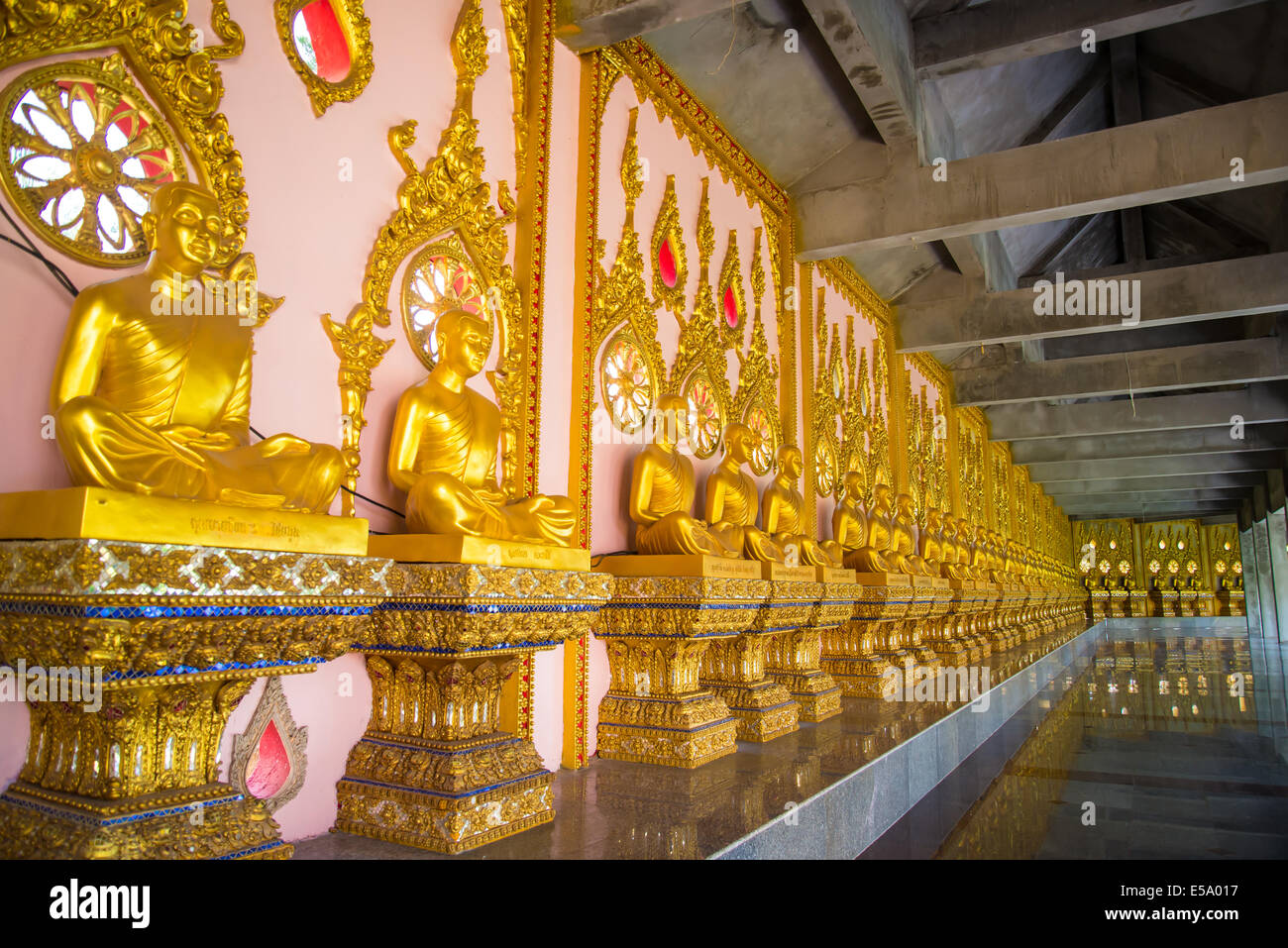 Statue de Bouddha dans le temple de la Thaïlande. Banque D'Images