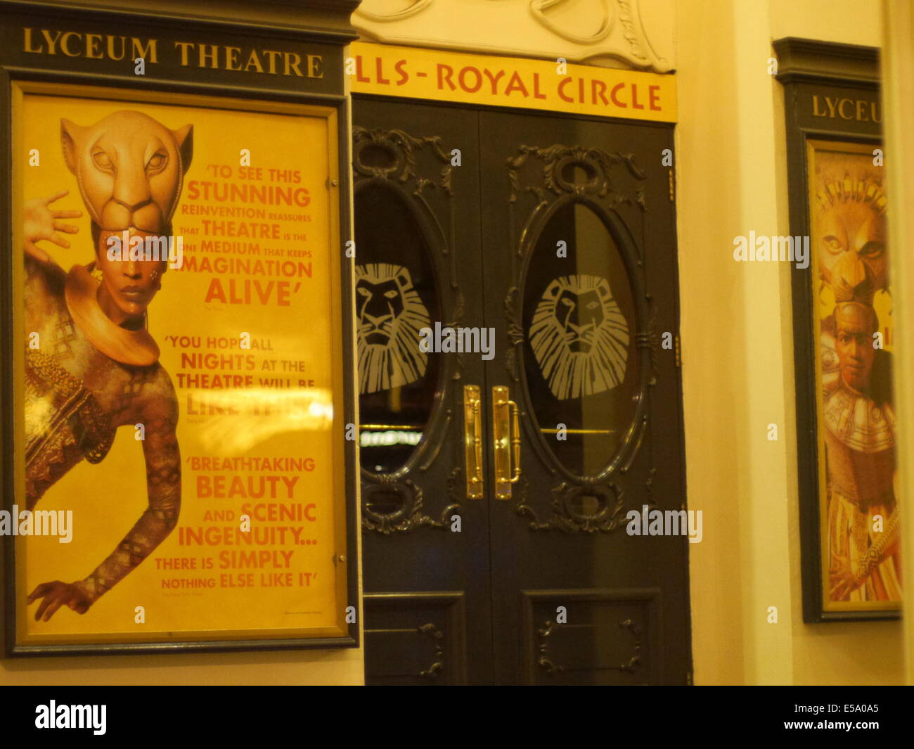 Lyceum Theatre de nuit montrant le Lion King au London Theatre Land , Disney adaptation Étape. Lyceum photographié à la nuit. Banque D'Images