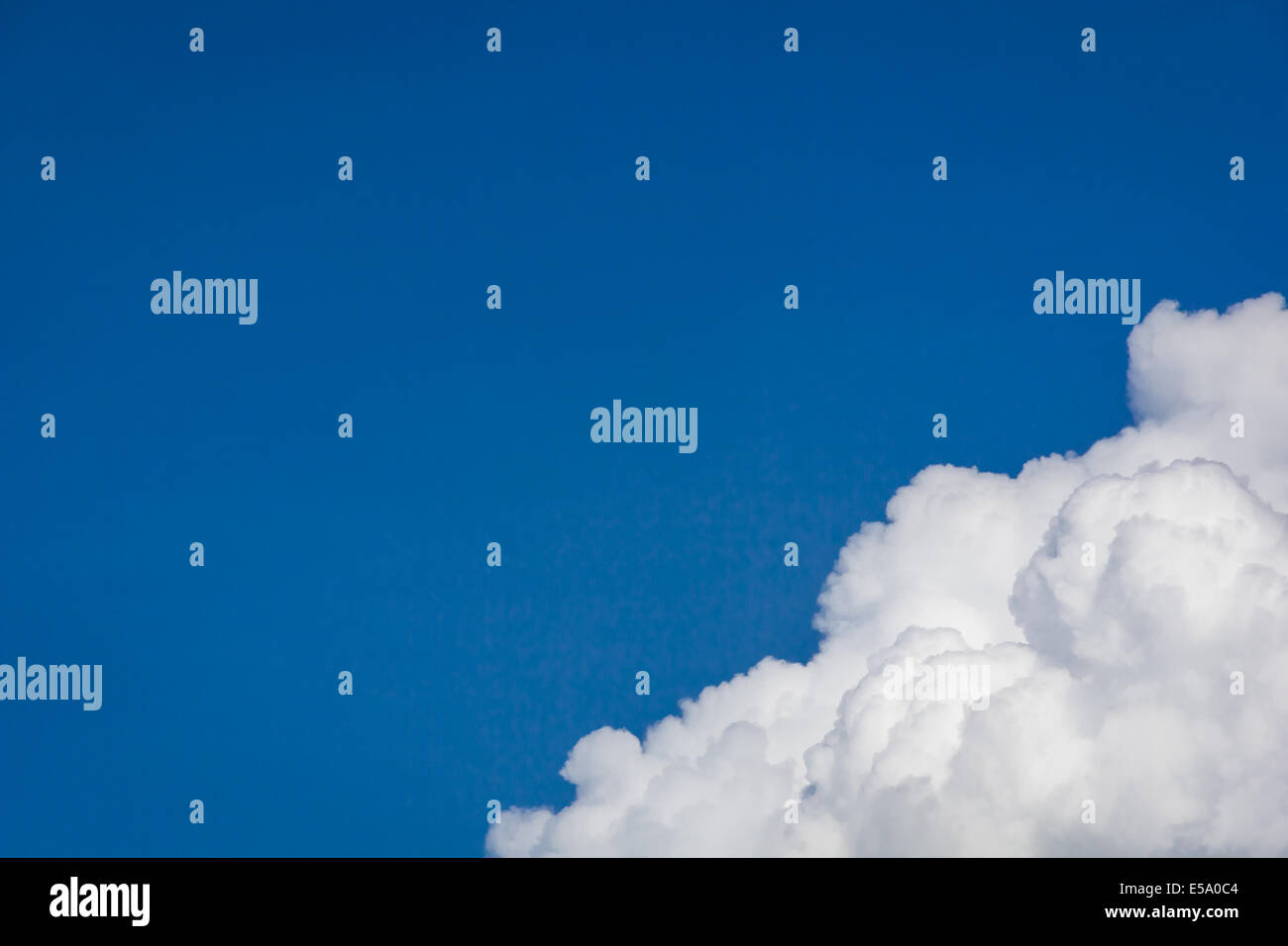 Au-dessus des nuages ciel bleu dégradé arrière-plan uniquement Banque D'Images