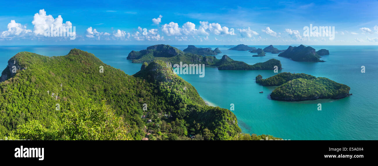 Mer Plage island sky avec oiseau panorama de Mu Ko Ang Thong qui est parc national dans le golfe de Thaïlande Banque D'Images