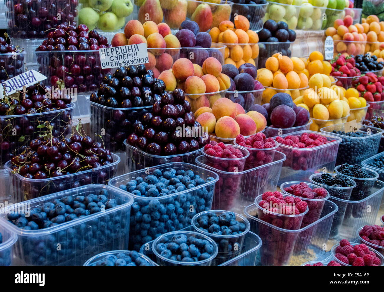 23 juillet 2014 - L'affichage avec des fruits et des légumes.Le marché de Besarabsky situé dans le centre de Kiev sur la Bessarabska Square à la fin de la rue principale de la ville, l'Ukraine, Kiev, Khreshchatyk. © Igor Golovniov/ZUMA/Alamy Fil Live News Banque D'Images