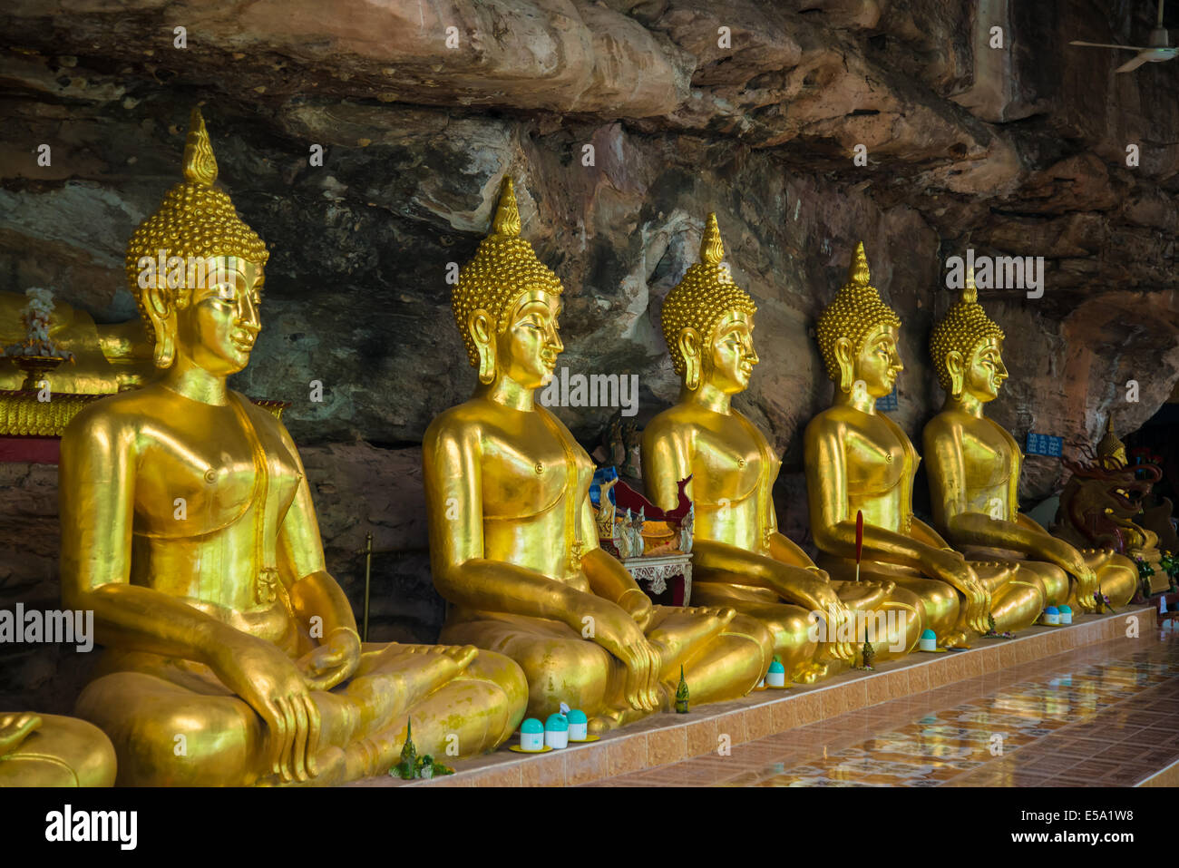 Statue de Bouddha dans le temple de Thaïlande Banque D'Images